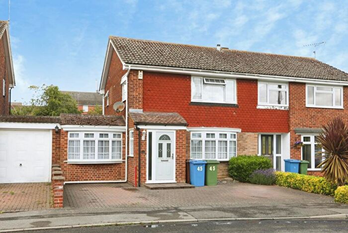 4 Bedroom Semi Detached House For Sale In Laxton Way, Sittingbourne, Kent, ME10