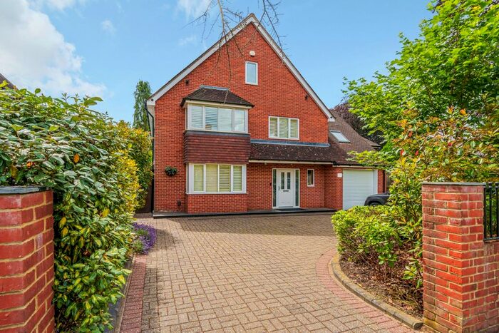 6 Bedroom Detached House To Rent In Bowes Road, Walton-On-Thames, KT12