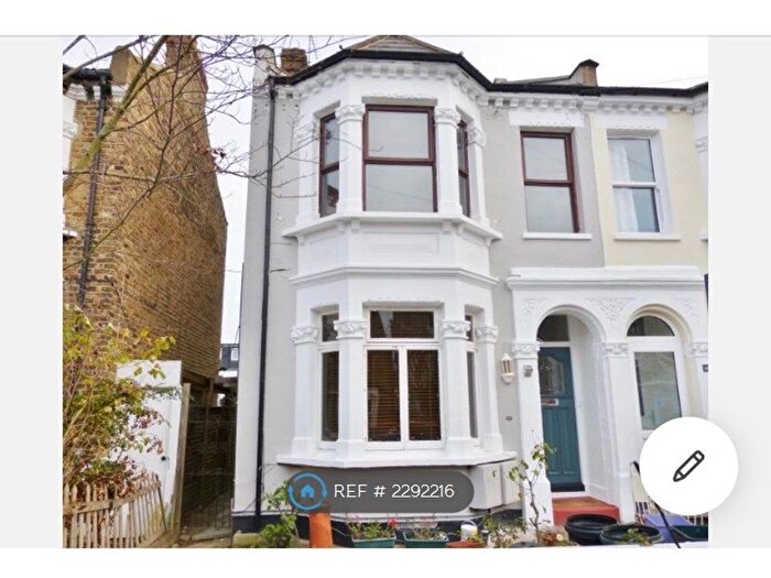 3 Bedroom Flat To Rent In Chestnut Road, Raynes Park, SW20