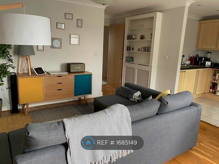 2 Bedroom Flat To Rent In Winchester Court, Richmond, TW9