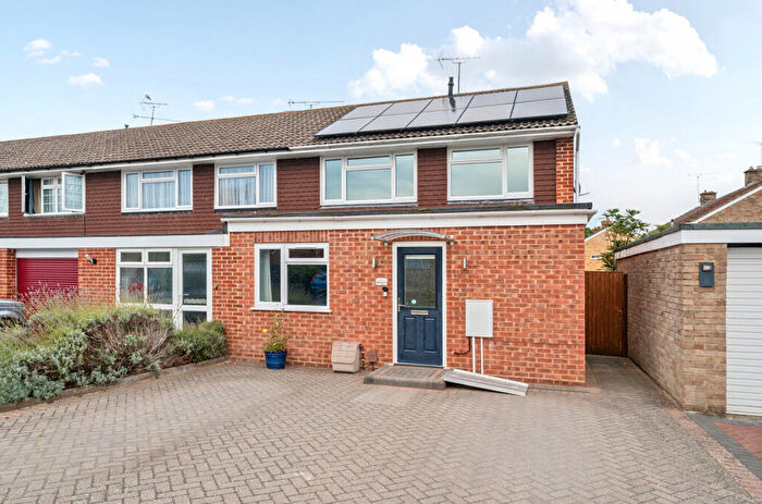 4 Bedroom End Of Terrace House For Sale In Selwyn Drive, Yateley, Hampshire, GU46
