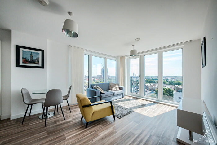 2 Bedroom Apartment For Sale In Roosevelt Apartments, Lexington Gardens, Park Central, B15