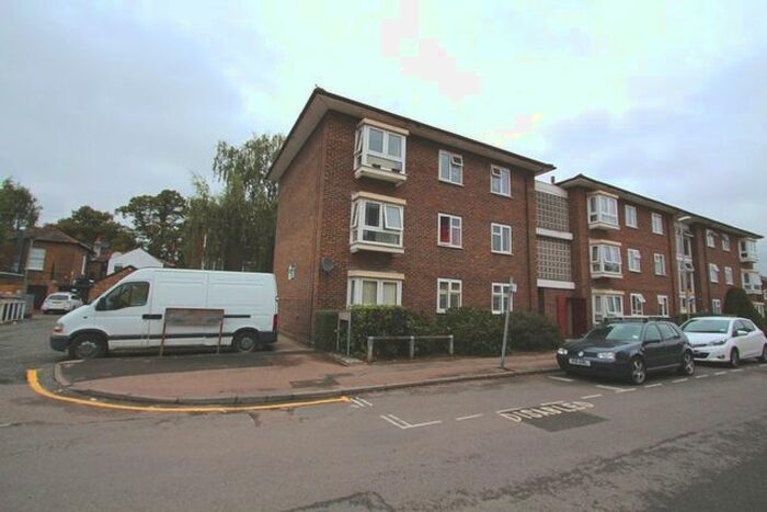 3 Bedroom Flat To Rent In Mill Place, Kingston Upon Thames, KT1