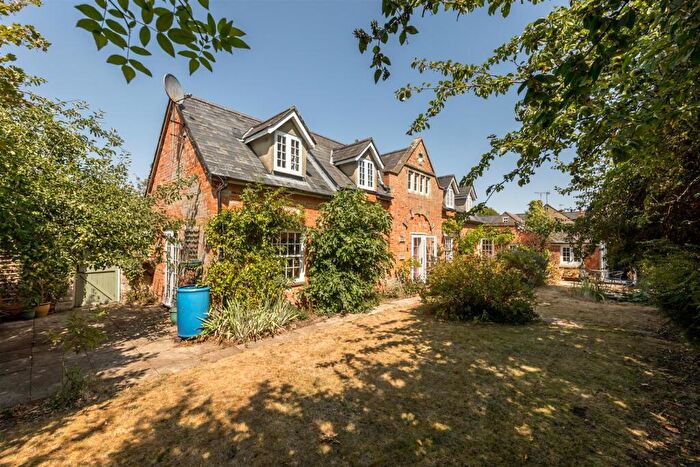 4 Bedroom Detached House For Sale In Medcroft Road, Tackley, OX5