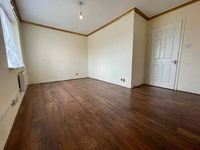 1 Bedroom Flat To Rent In Maple Leaf Court Waltham Cross, EN8