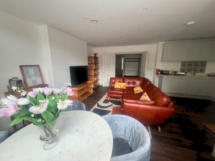 2 Bedroom Apartment To Rent In Sophia Close, Cardiff, CF11