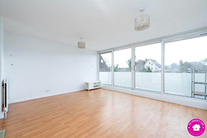 2 Bedroom Apartment To Rent In Cleveland Road, London, E18