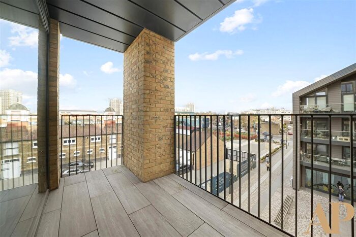 3 Bedroom Flat To Rent In Chivers Passage, London, SW18