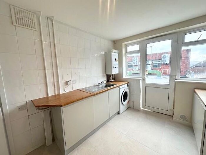 3 Bedroom Flat To Rent In The Broadway, Thatcham, RG19