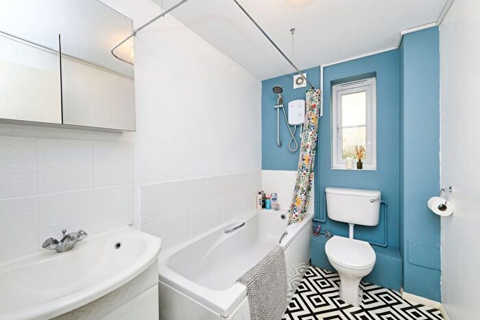 1 Bedroom Flat For Sale In Chipstead Close, Sutton, Surrey, SM2