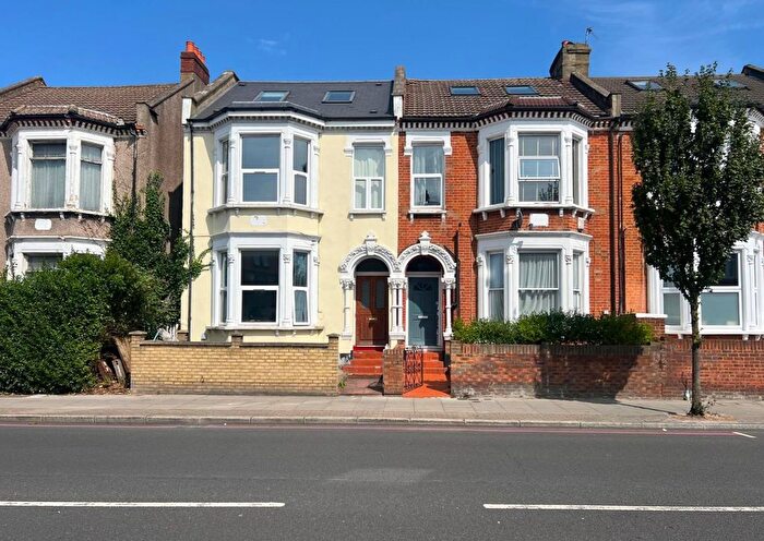 3 Bedroom Flat To Rent In Tooting Bec Road, London, SW17