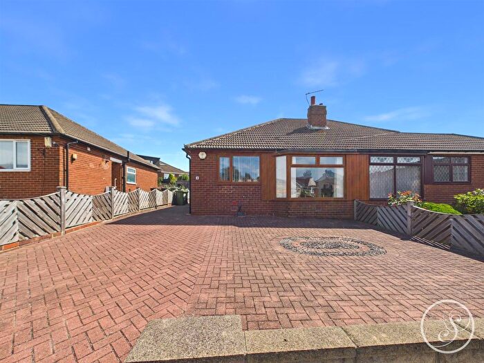 2 Bedroom Semi-Detached Bungalow For Sale In Field End Close, Leeds, LS15