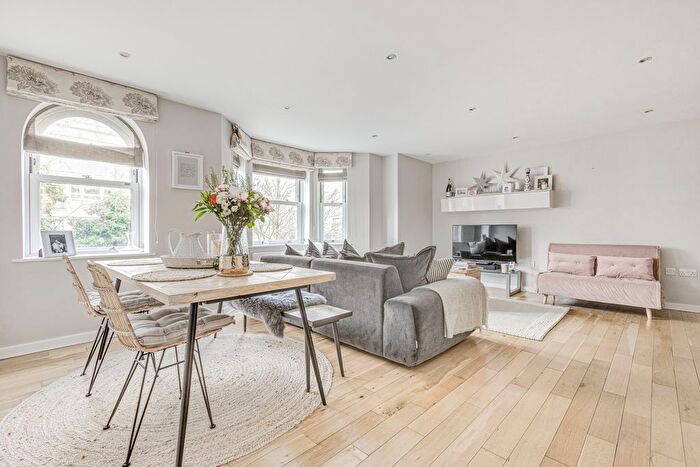 2 Bedroom Flat To Rent In Wendle Square, Battersea, SW11