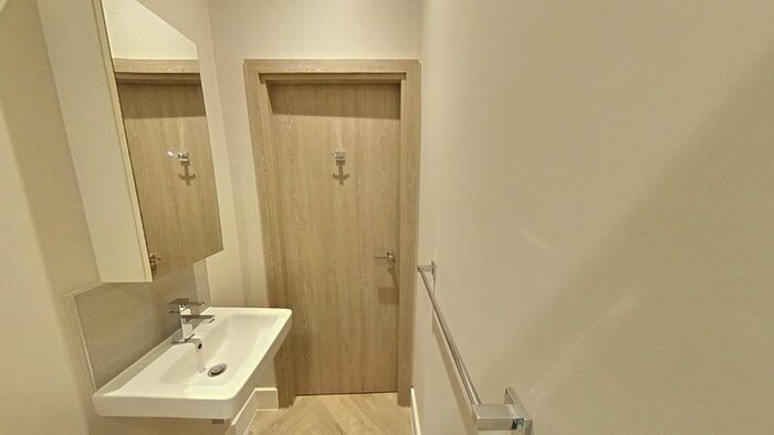 Studio To Rent In Hanger Lane, London, W5