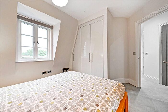 2 Bedroom Flat For Sale In Riverside Walk, Windsor, Berkshire, SL4