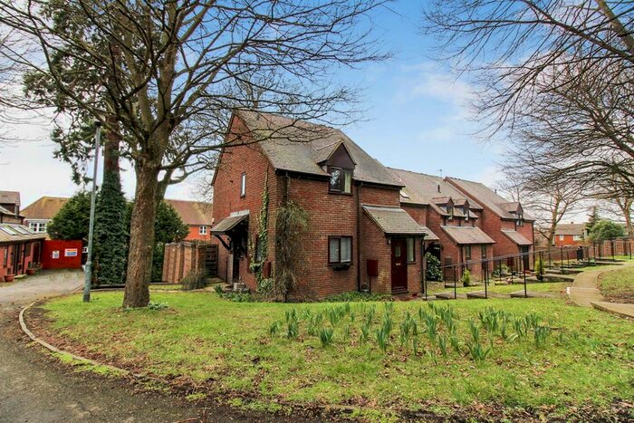 2 Bedroom Flat To Rent In Chadbone Close, Aylesbury, HP20