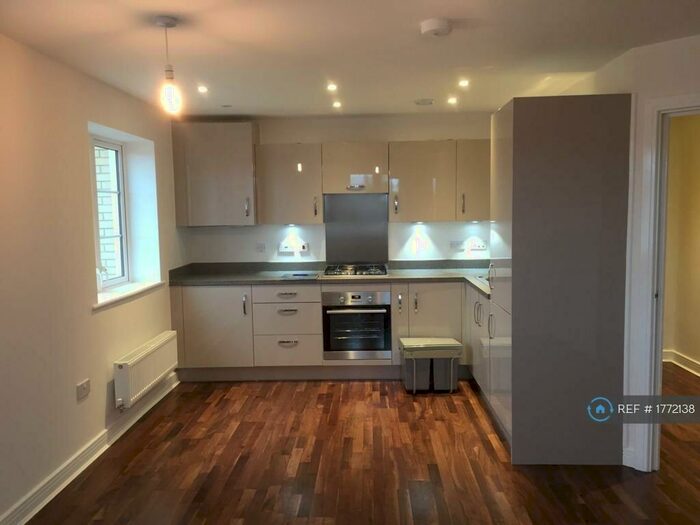 2 Bedroom Flat To Rent In Lydford Place, Slough, SL3