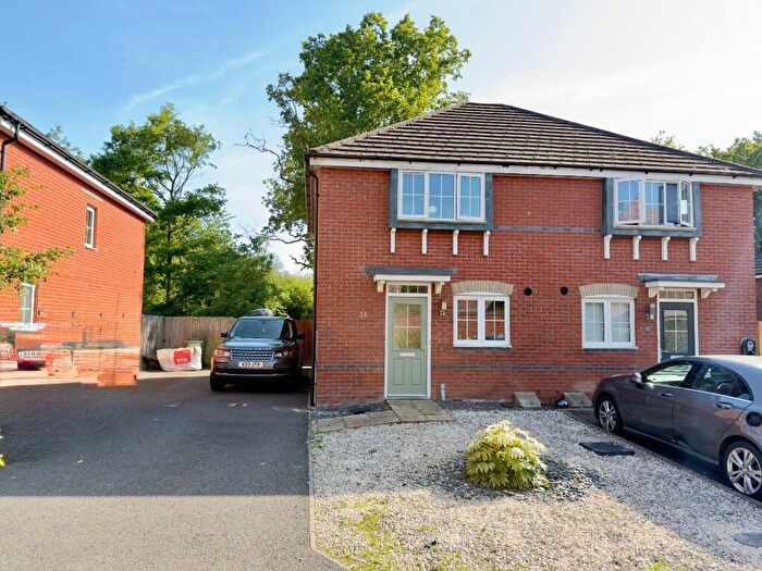 3 Bedroom Semi-Detached House For Sale In Martindales, RH13