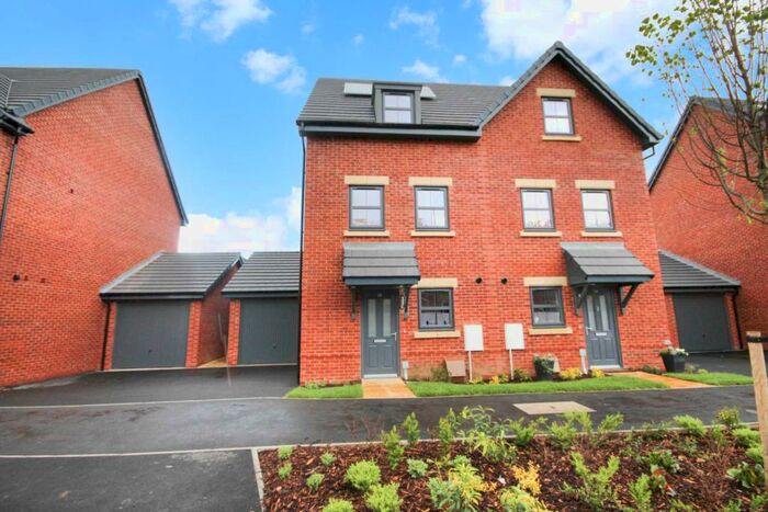 4 Bedroom Semi-Detached House To Rent In Russell Chase, Bracknell, RG42