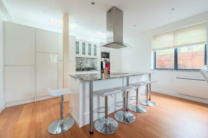 3 Bedroom Detached House To Rent In Brixton, Brixton, London, SE24