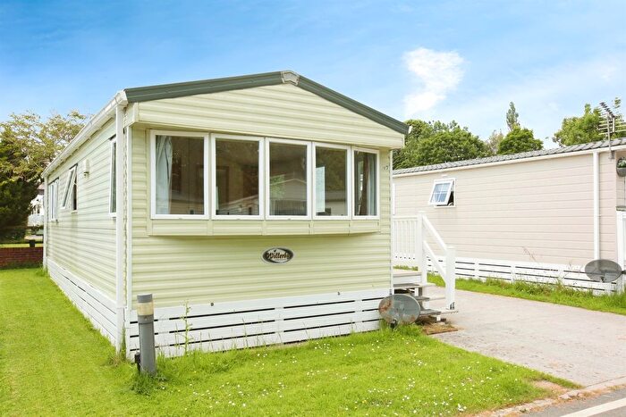 2 Bedroom Mobile/park Home For Sale In Lemonford Caravan Park, Bickington, Newton Abbot, TQ12