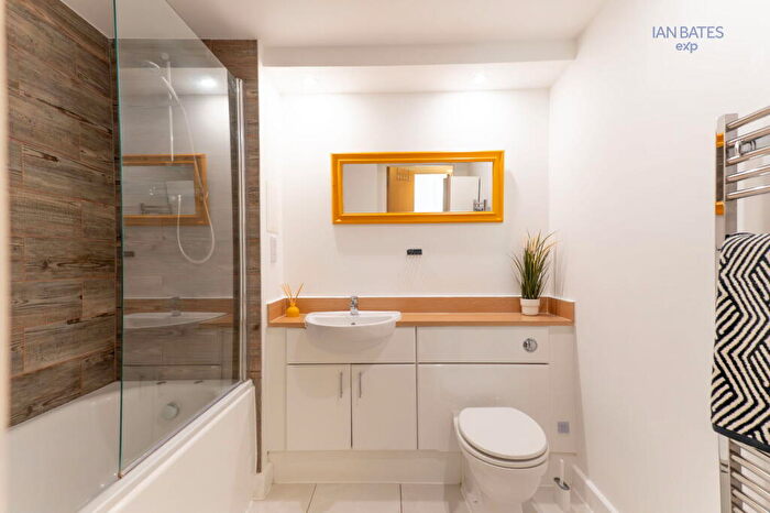 1 Bedroom Apartment For Sale In Roseberry Place, London, E8