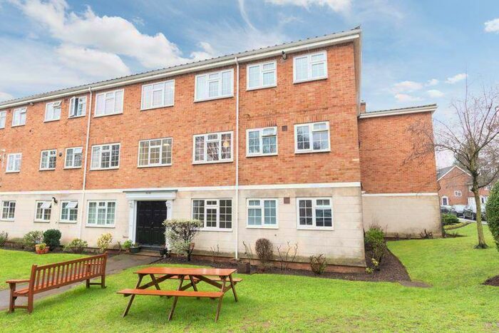 2 Bedroom Flat To Rent In Gainsborough Court, Walton-On-Thames, KT12