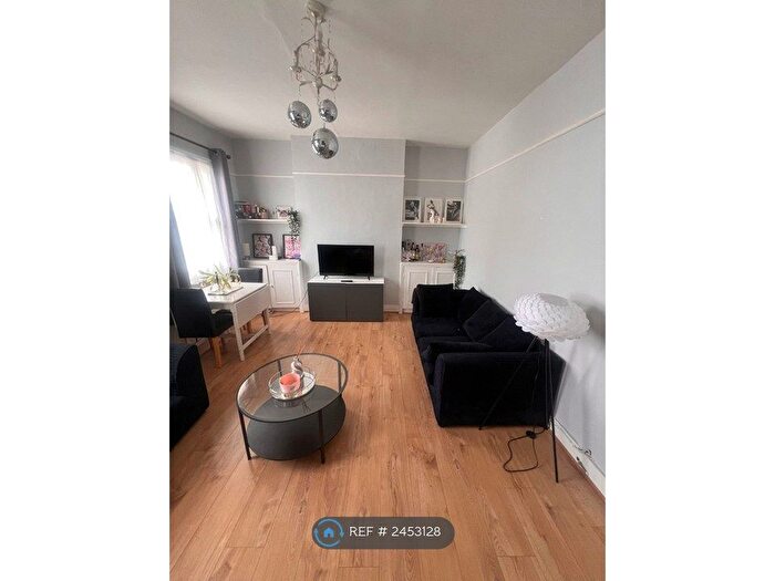 3 Bedroom Flat To Rent In Chesson Road, London, W14