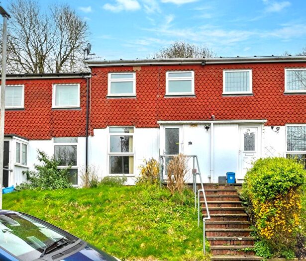 3 Bedroom Terraced House For Sale In Trowbridge Gardens, Luton, LU2