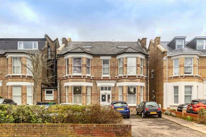 1 Bedroom Flat To Rent In The Avenue, Surbiton, KT5