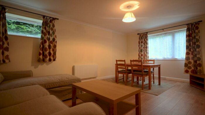 2 Bedroom Apartment To Rent In Trafalgar Court, RG30
