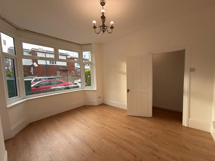 2 Bedroom Flat To Rent In Maybank Road, E18