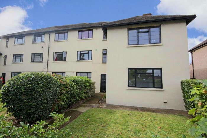 2 Bedroom Flat To Rent In Amhurst Gardens, Isleworth, TW7