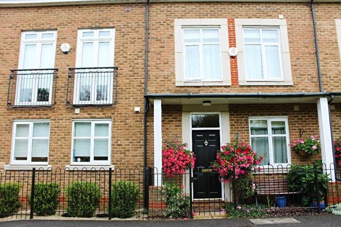 Studio To Rent In Summerhouse Lane, Harefield, UB9