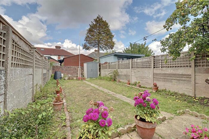 3 Bedroom Terraced House For Sale In Chatsworth Avenue, Portsmouth, PO6