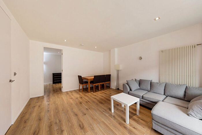 3 Bedroom Flat To Rent In Plumbers Row, London, E1