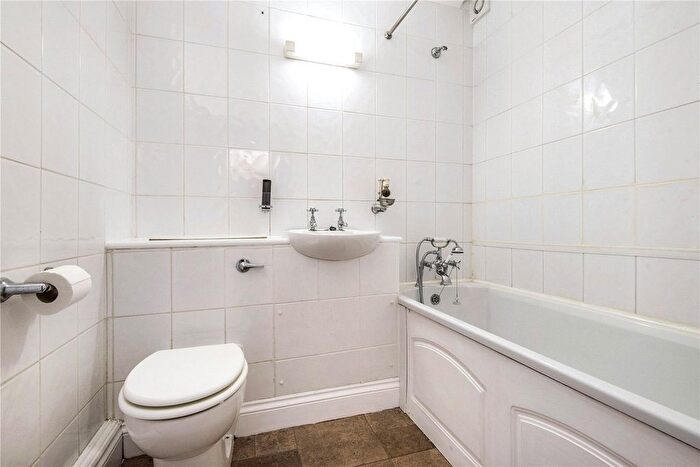 2 Bedroom Flat To Rent In Abbotts Court, Park Road, Winchester, Hampshire, SO23