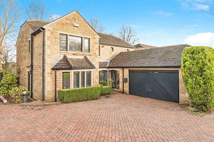4 Bedroom Detached House For Sale In Dingley Road, Huddersfield, HD3