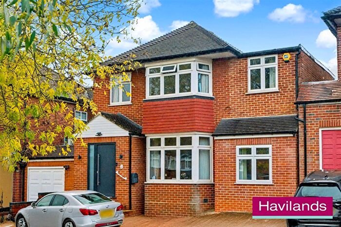 6 Bedroom Property For Sale In Curthwaite Gardens, Enfield, EN2