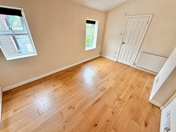 Studio To Rent In West Parade, Dunstable, LU6