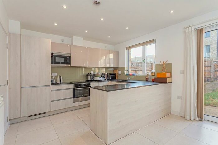 4 Bedroom House To Rent In Green Lane Edgware, HA8