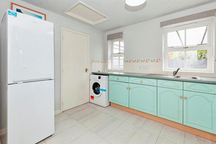 4 Bedroom Detached House For Sale In Moor Furlong, Slough, SL1