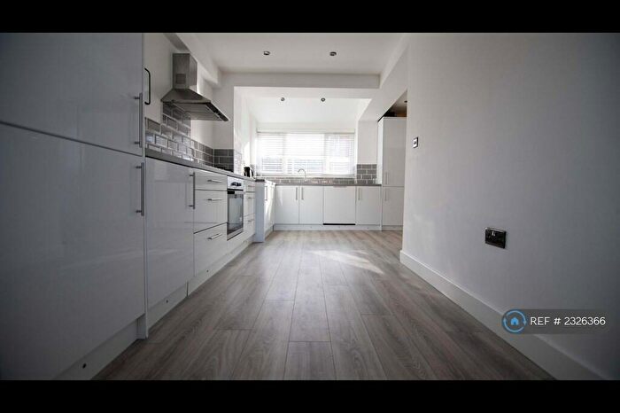 4 Bedroom Detached House To Rent In Hicks Close, Warwick, CV34