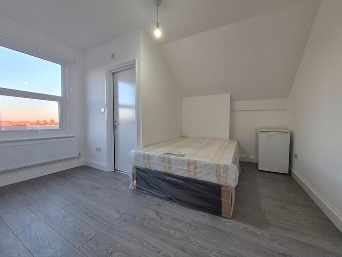 Studio To Rent In Myddleton Road, N22