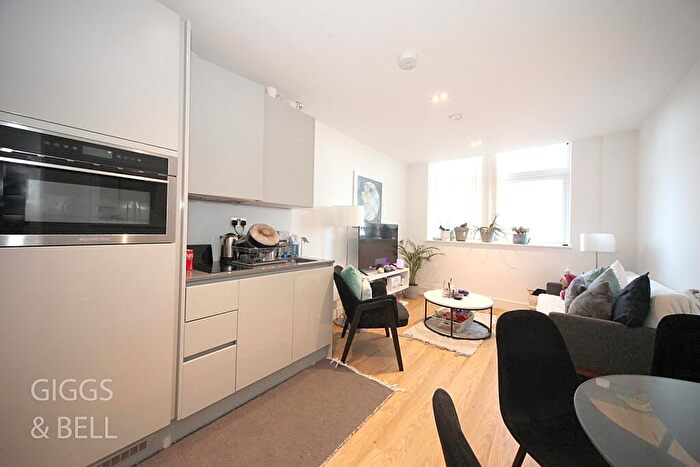 1 Bedroom Apartment For Sale In Laporte Way, Luton, Bedfordshire, LU4