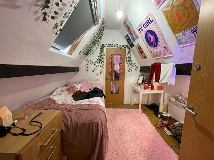 7 Bedroom Flat To Rent In Hyde Terrace, Leeds, West Yorkshire, LS2