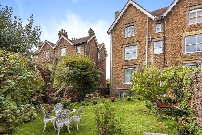 1 Bedroom Flat For Sale In Stoke Road, Guildford, Surrey, GU1