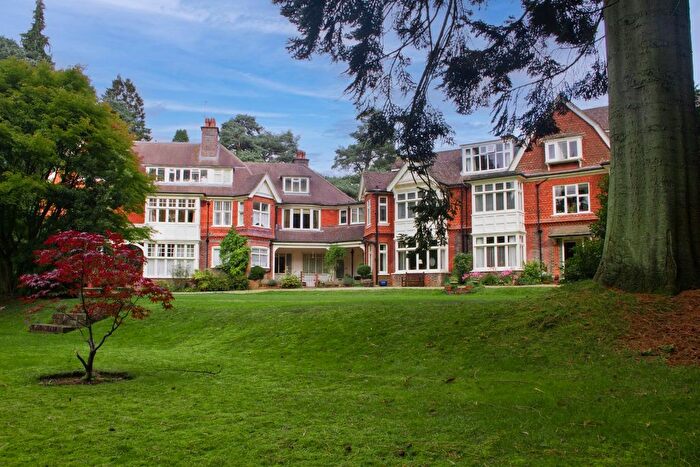 2 Bedroom Flat To Rent In Tilford Road, Hindhead, Surrey, GU26