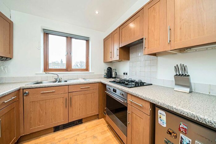 2 Bedroom Flat For Sale In East Hill, London, SW18