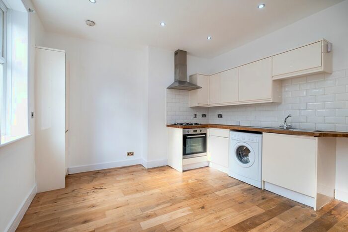 1 Bedroom Flat To Rent In Pollards Hill North, London, SW16
